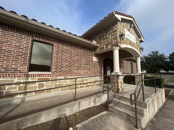 Single tenant retail salon in Round Rock